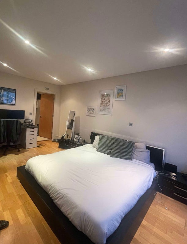 'MASSIVE, Dreamy Couples Room in De Beauvoir (F)' Room to Rent from