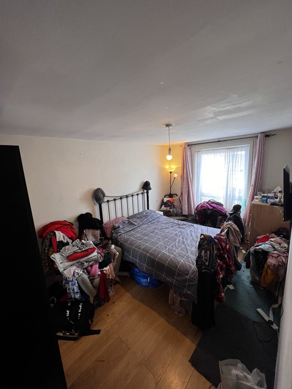 'Spacious, Modern Flat With Great Transport Links ' Room to Rent from