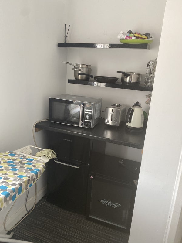 Photo 1: Kitchen area