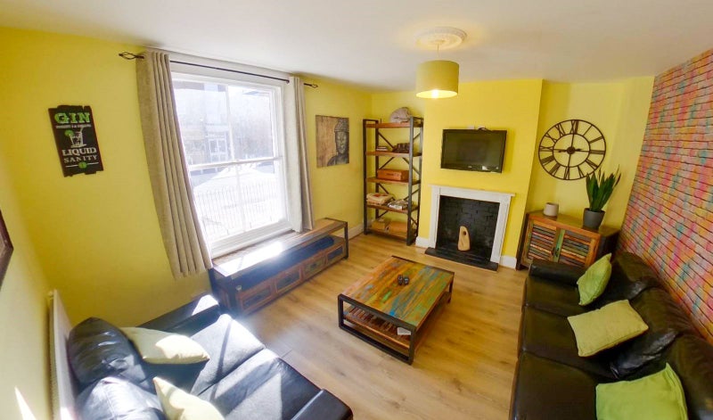 Photo 1: Stylish Lounge in Town Centre Location!