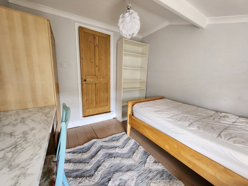 Photo 1: Single bedroom