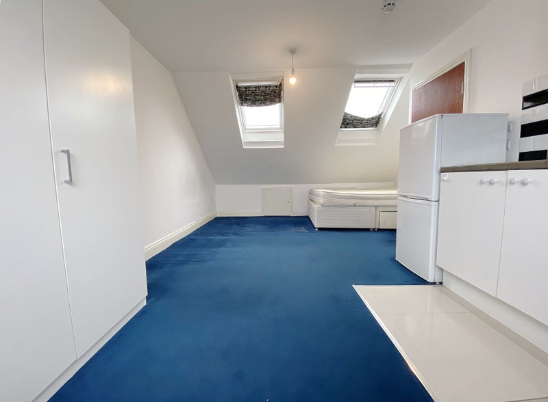 'Large Loft Studio 15 Mins Walk To Hounslow East' Room to Rent from