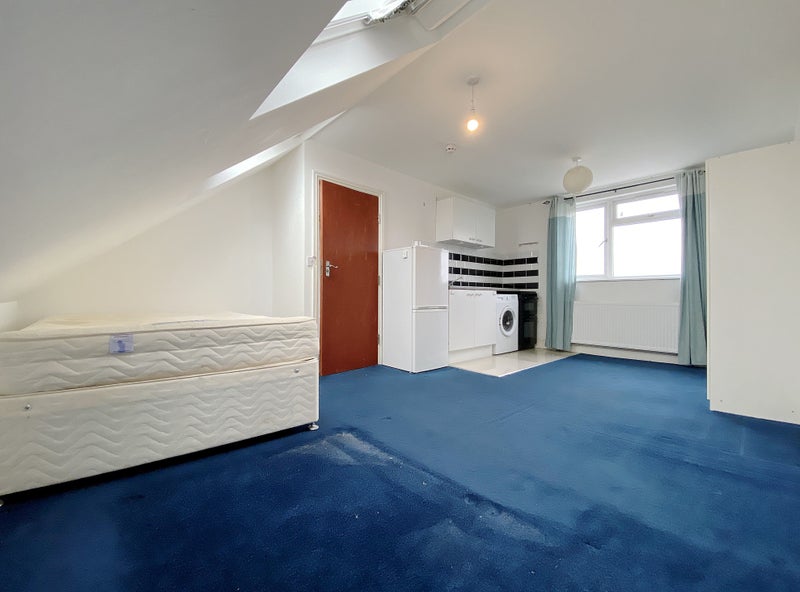 'Large Loft Studio 15 Mins Walk To Hounslow East' Room to Rent from