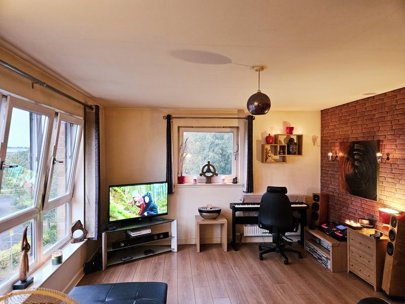 Photo 1: Living room 