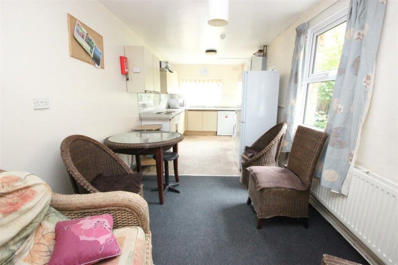 'Room available in a student house share in Cowley ' Room to Rent from