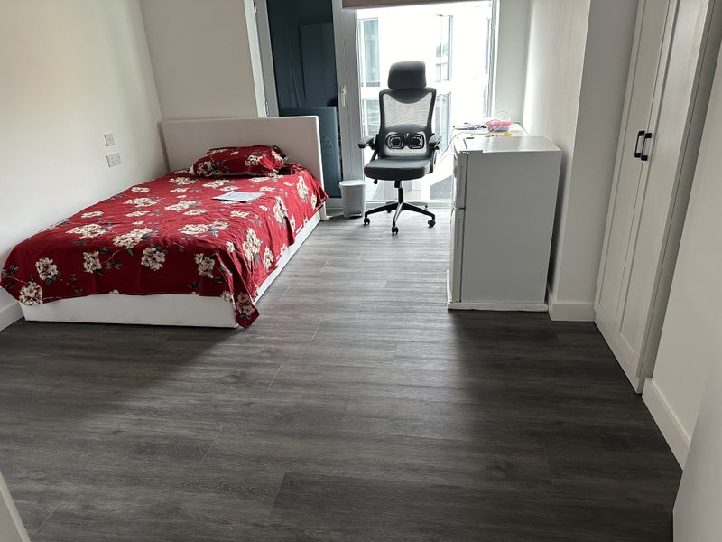 Photo 1: Room to be rent