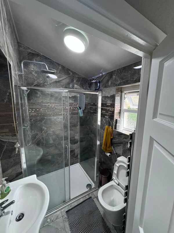 Photo 1: Toilet/Bathroom
