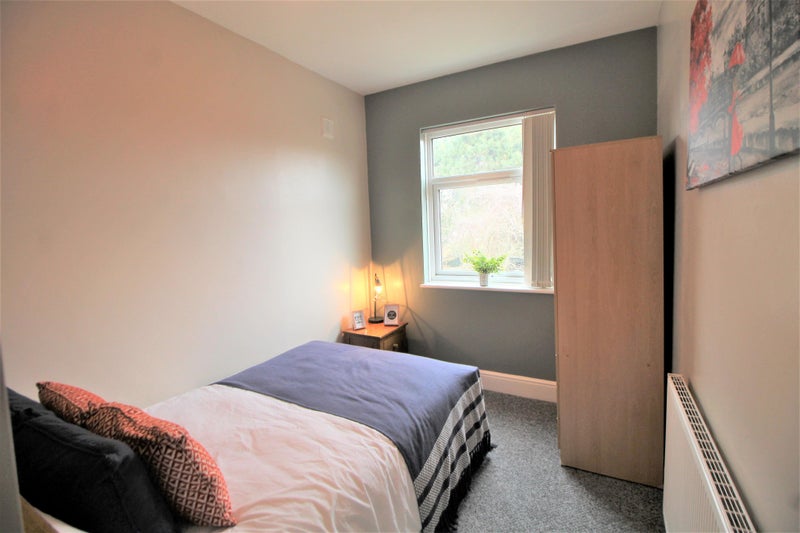 Photo 1: Room 4-avail October 1st