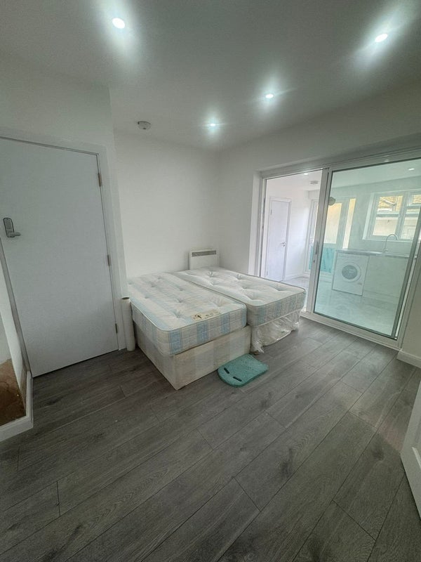 'Newly Refurbished Studio For Rent In Hounslow ' Room to Rent from
