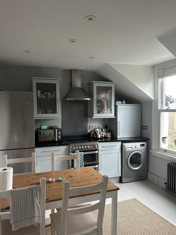 'Spacious double bedroom in Clapham Junction' Room to Rent from SpareRoom