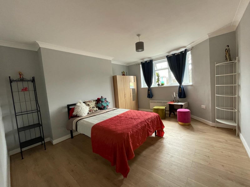 'Without bills, king/size double room' Room to Rent from SpareRoom