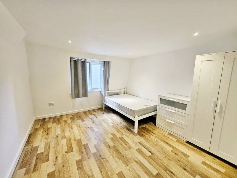 'Brand new studio in highly sought after zone 1 ' Room to Rent from