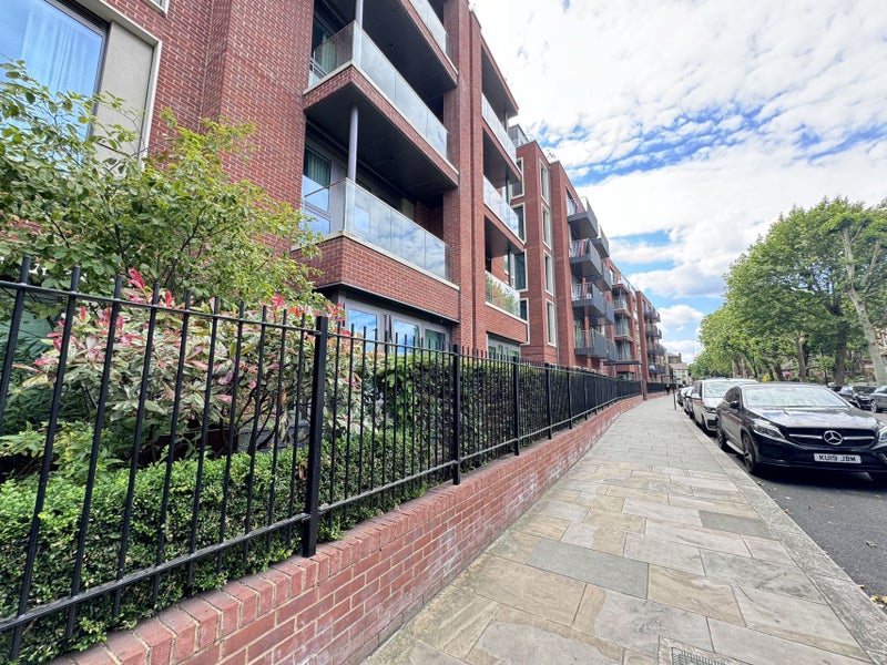 'Luxury WHOLE 2 bed, 2 bath apt near tube stn' Room to Rent from SpareRoom