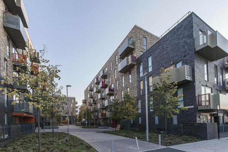 '3 Bed/ 2 bath Modern Amazing location E1 ' Room to Rent from SpareRoom