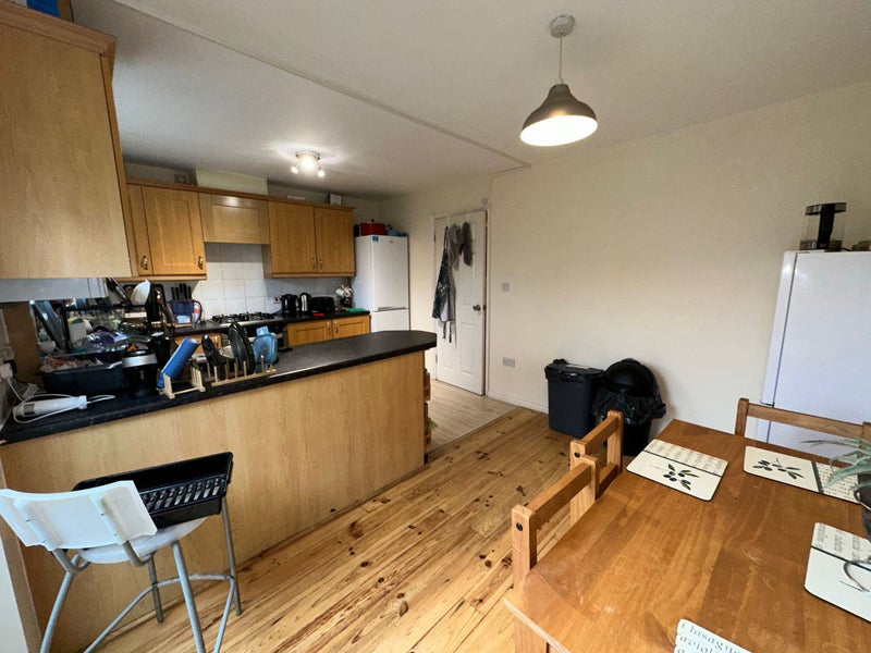 'MASSIVE Double Bed in 6 bed house in Thamesmead' Room to Rent from