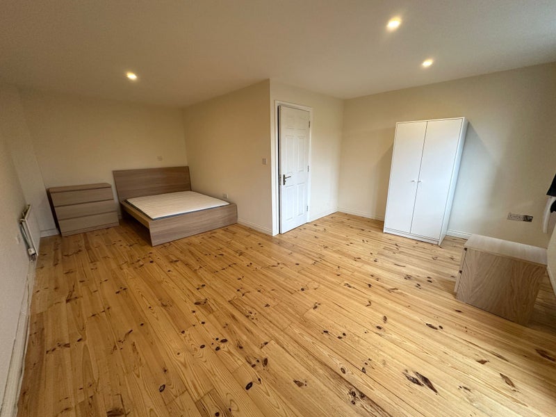 'MASSIVE Double Bed in 6 bed house in Thamesmead' Room to Rent from