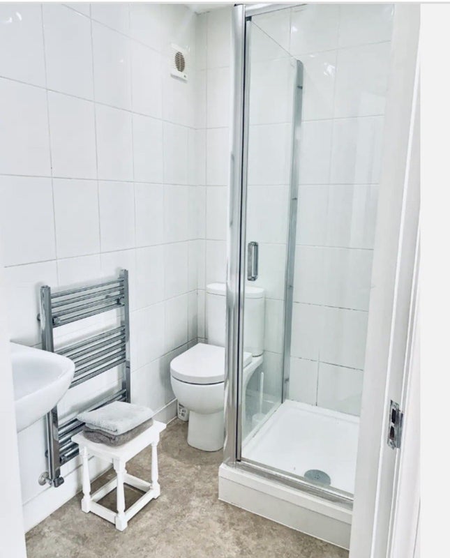 'Flat available in Weybridge ( Surrey)' Room to Rent from SpareRoom