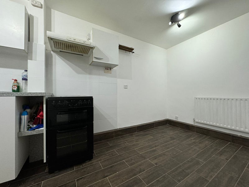 '3 Bed Flat Clapham Junction Council Tax Included' Room to Rent from