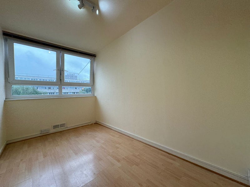 '3 Bed Flat Clapham Junction Council Tax Included' Room to Rent from