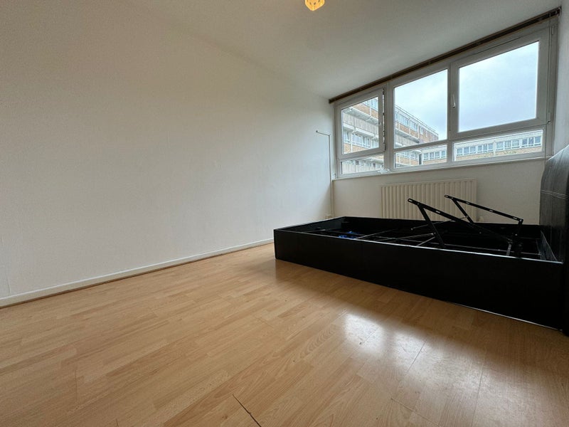 '3 Bed Flat Clapham Junction Council Tax Included' Room to Rent from