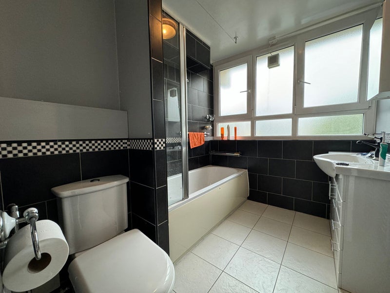 '3 Bed Flat Clapham Junction Council Tax Included' Room to Rent from