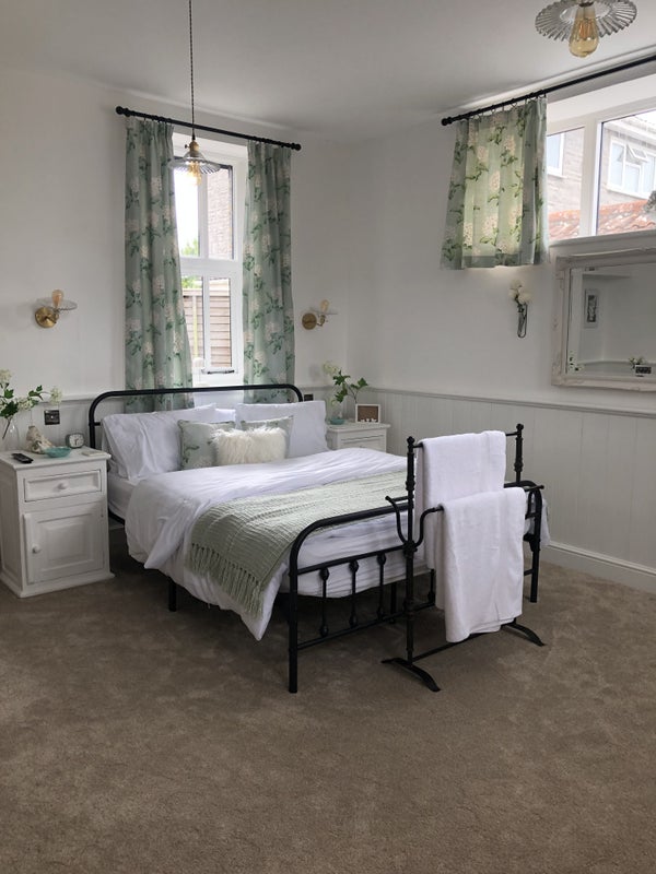 Photo 1: King Size En suite Bedroom