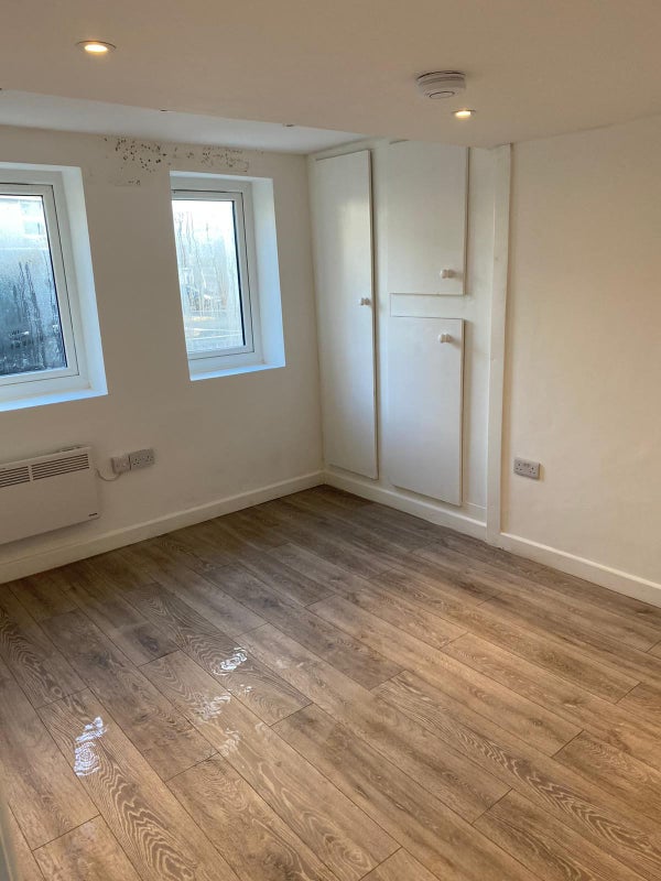 'Newly Built Large 1 Bedroom Flat Pool Redruth' Room to Rent from SpareRoom