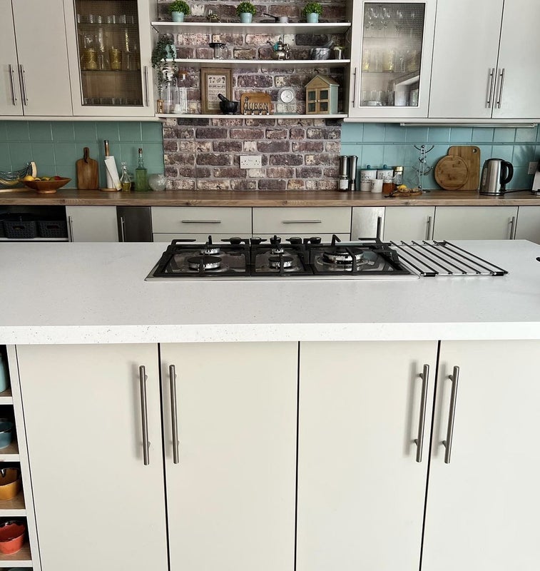 Photo 4: Gas hob and well equipped kitchen 