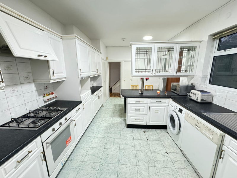 Photo 1: kitchen 