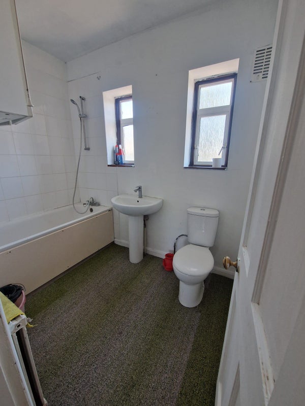 'Spacious Double Room Available in Friendly House' Room to Rent from