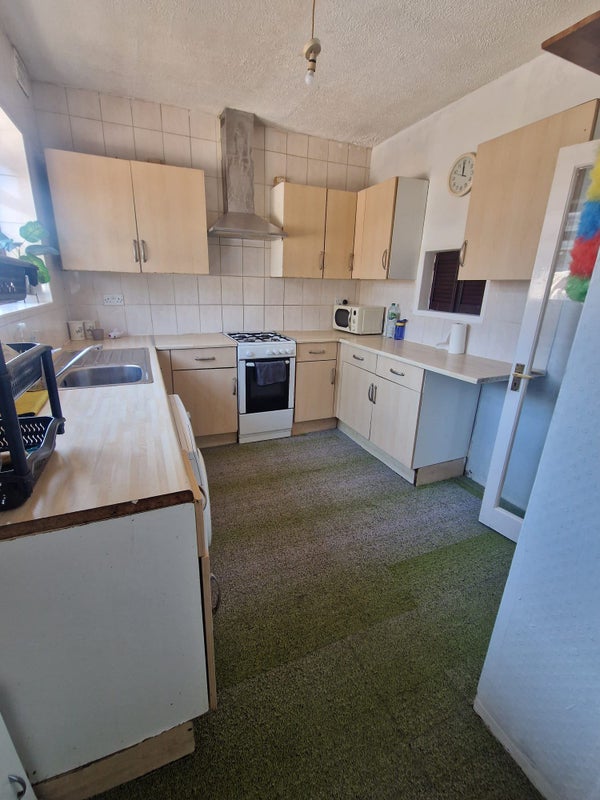 'Spacious Double Room Available in Friendly House' Room to Rent from