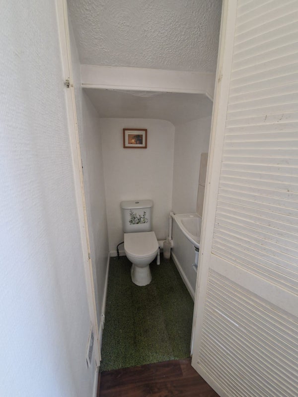 'Spacious Double Room Available in Friendly House' Room to Rent from