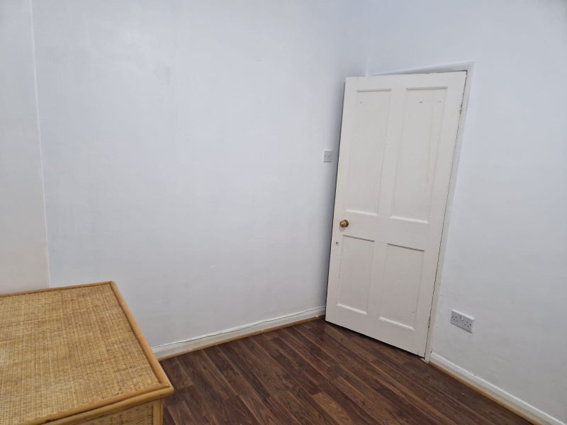 'Spacious Double Room Available in Friendly House' Room to Rent from