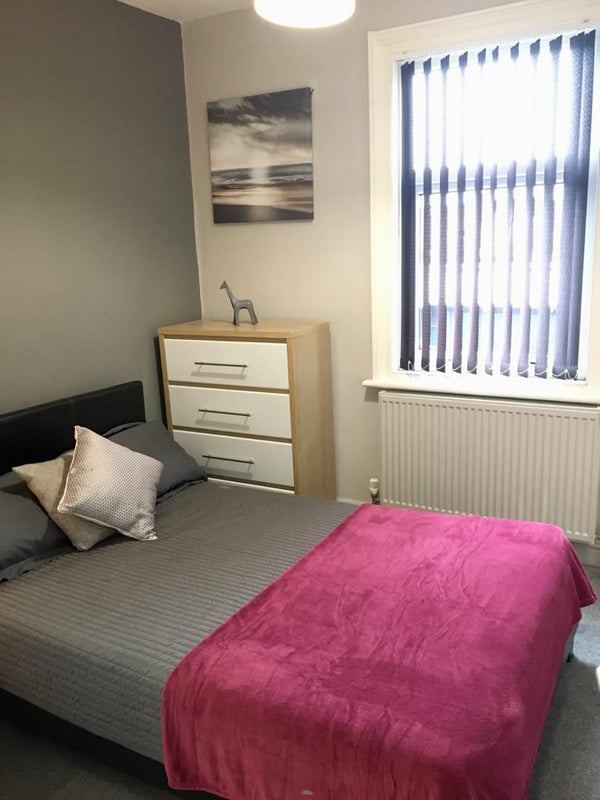 Photo 1: Room 5 - Double bed