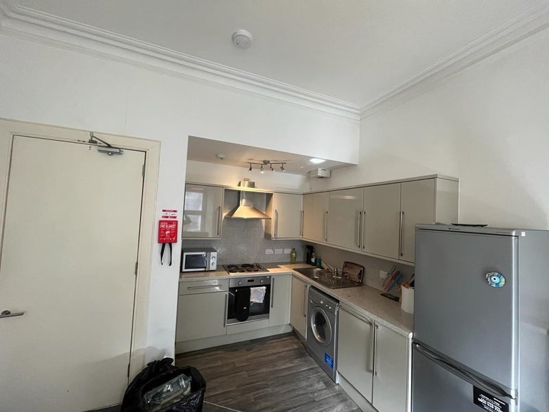 Photo 3: Kitchen