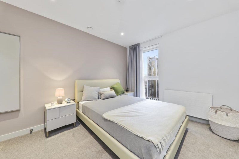Photo 1: Bedroom