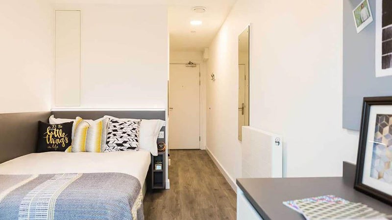 Photo 1: Bronze studio