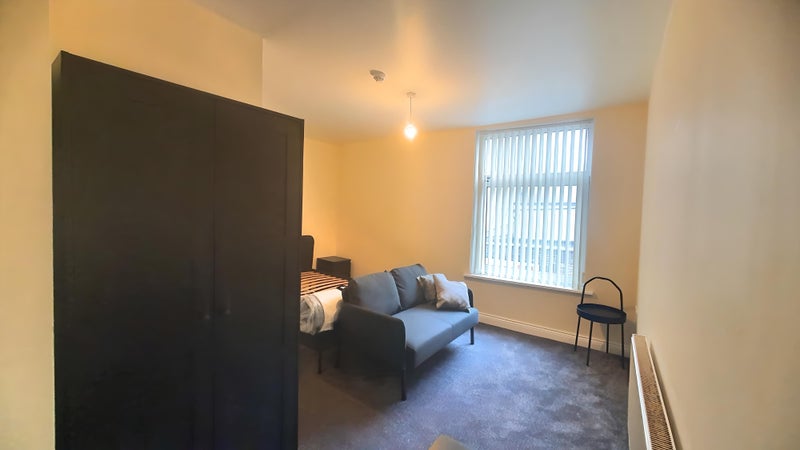 Photo 7: Bedroom 3