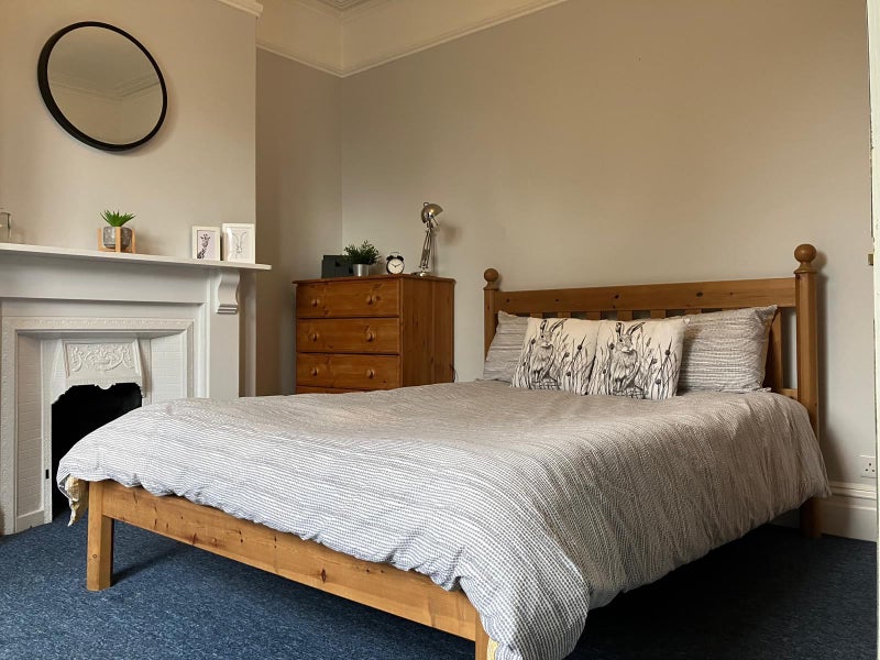 Photo 1: Kingsize Bed