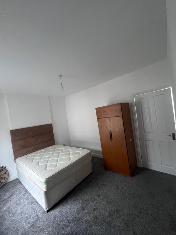 'A Large Double Bed Room' Room to Rent from SpareRoom