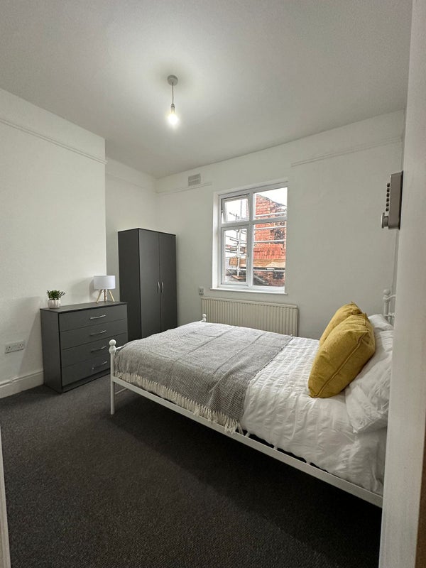 Photo 1: Room 4 - En-suite