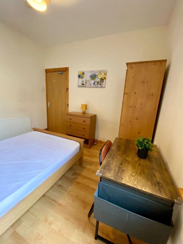 'Room Available Now Eblana Street Botanic Belfast ' Room to Rent from