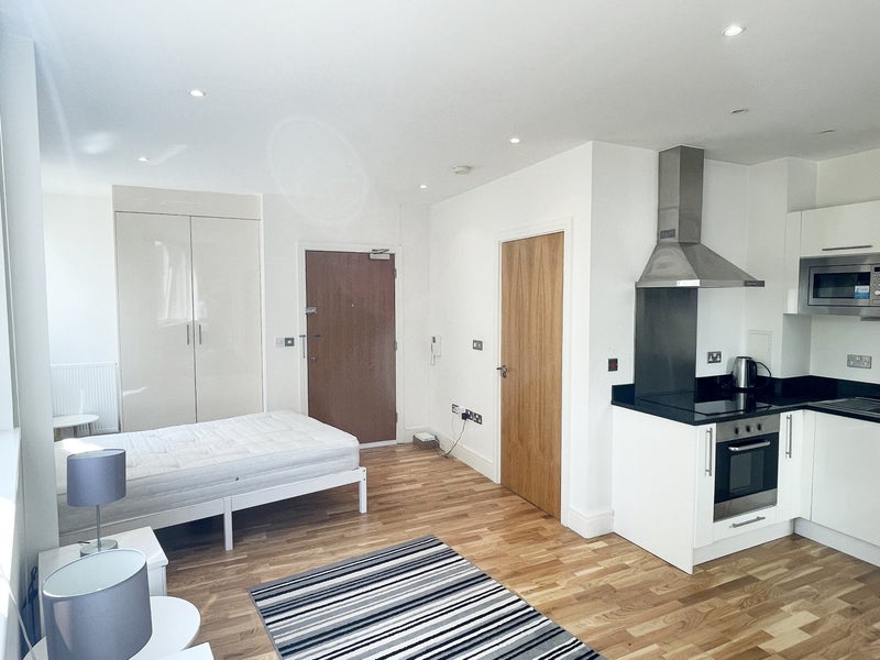 'Studio near Canary Wharf shortlet Only' Room to Rent from SpareRoom