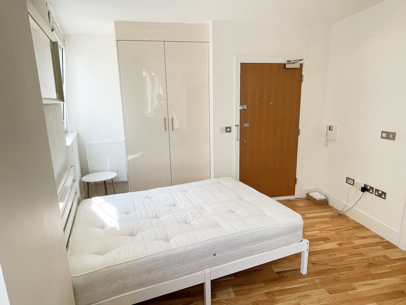 'Studio near Canary Wharf shortlet Only' Room to Rent from SpareRoom