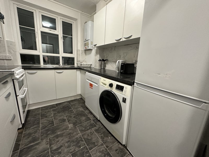 'Room Available Now/In White City' Room to Rent from SpareRoom