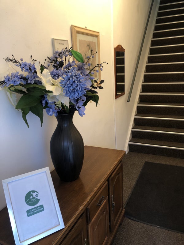 Photo 1: entrance hall