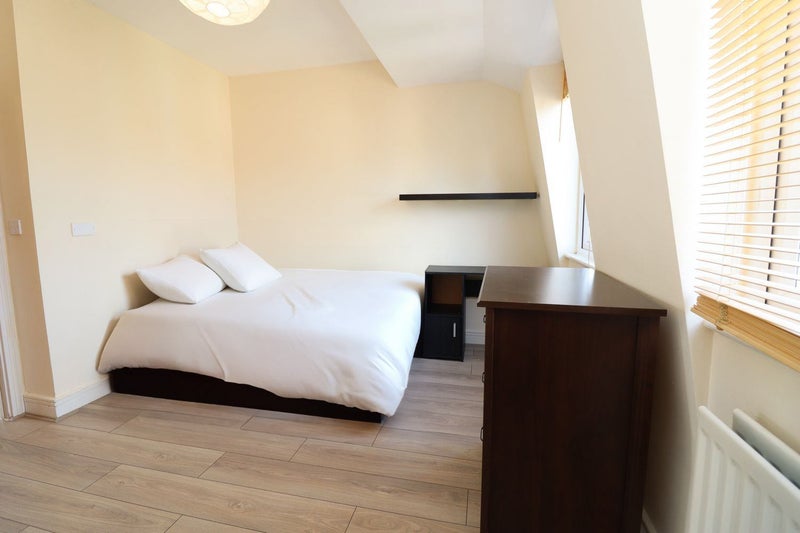 'Last Ensuite In Friendly House In Depfort !!!' Room to Rent from SpareRoom