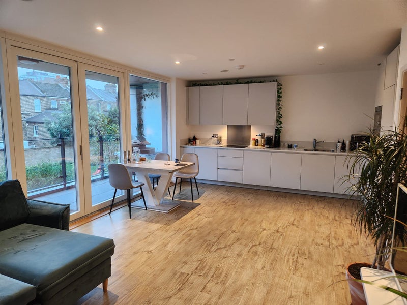 'Ensuite double room in a modern flat in Zone 1' Room to Rent from