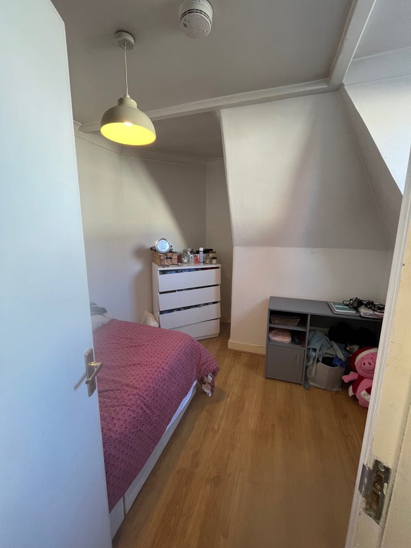 'Small double room in girly Balham flat!' Room to Rent from SpareRoom