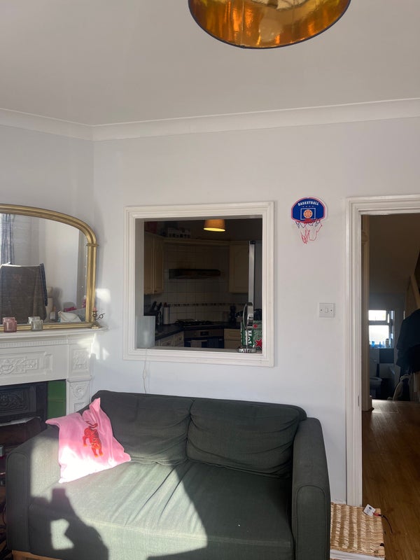 'Small double room in girly Balham flat!' Room to Rent from SpareRoom